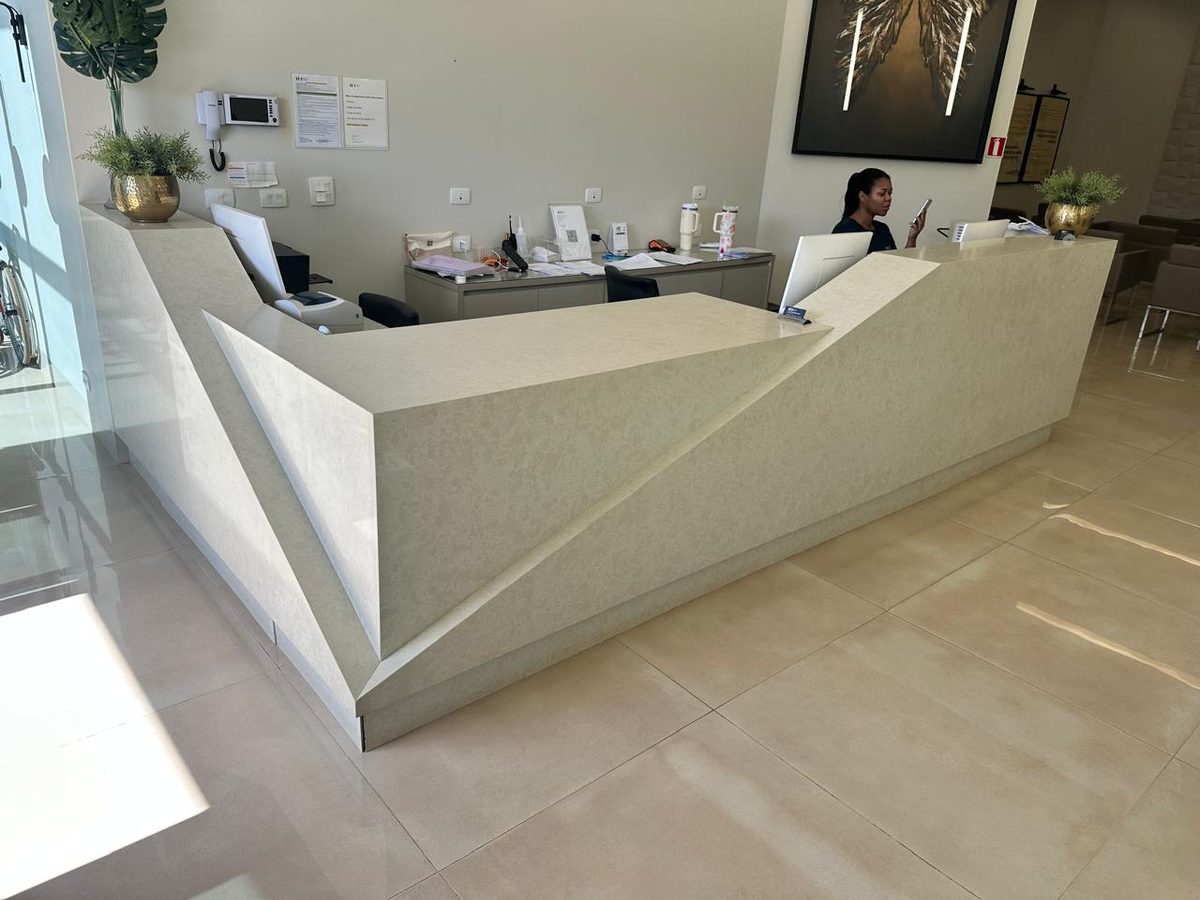 Balcão de recepção em quartzo Beige Tigris